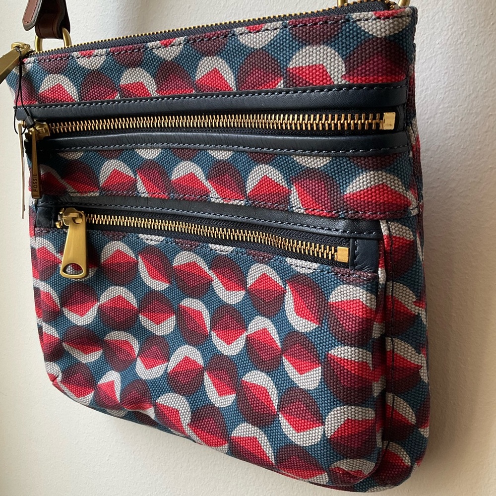 NWT Fossil Explorer Red Blue Crossbody Bag with Retro Wave Design - Picture 2 of 8